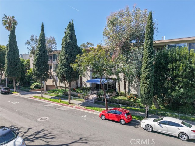 927 N Kings Road, West Hollywood CA: https://media.crmls.org/medias/1dc3cb18-fc64-4acf-9e26-41786acac0a5.jpg