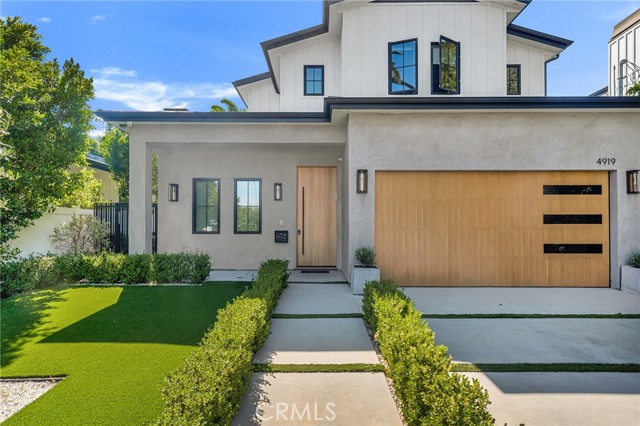 Detail Gallery Image 3 of 37 For 4919 Rhodes Ave, Valley Village,  CA 91607 - 5 Beds | 4/1 Baths