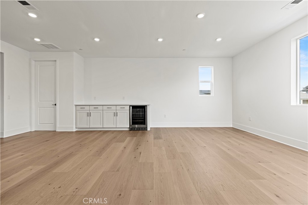 https://media.crmls.org/medias/1dc68dd0-7daf-42d0-82ac-04e13e14c15f.jpg?preset=X-Large
