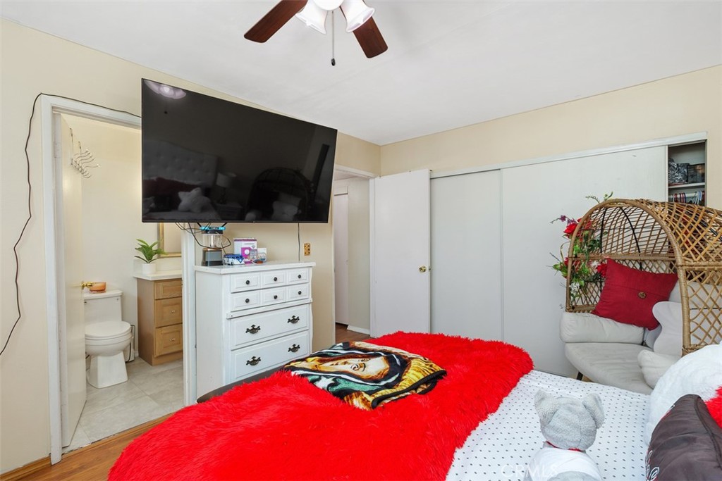 MLS #OC25201281 image #16