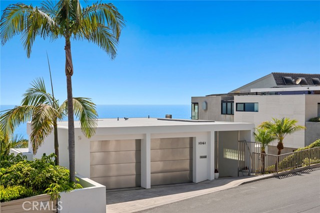 1061 Skyline Drive, Laguna Beach CA: https://media.crmls.org/medias/1dcf0107-245e-4e3c-9d03-a8c8768c9e59.jpg