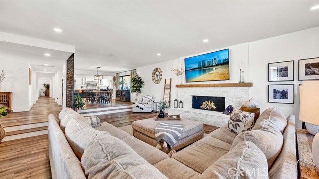 Detail Gallery Image 5 of 36 For 18201 Leafwood Ln, North Tustin,  CA 92705 - 5 Beds | 3/1 Baths