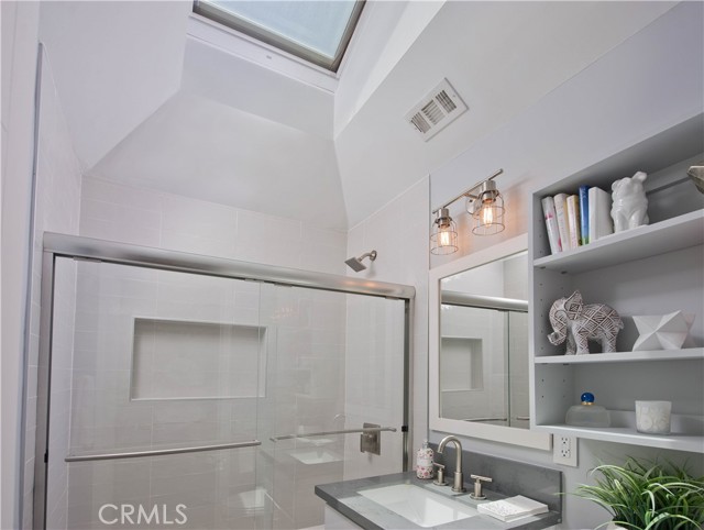 Detail Gallery Image 17 of 45 For 18016 Collins St, Encino,  CA 91316 - 4 Beds | 3/1 Baths