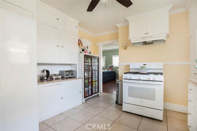 325 S Los Robles Avenue, Pasadena CA: https://media.crmls.org/medias/1de164c1-6c31-4de5-9242-37e18dd70b24.jpg