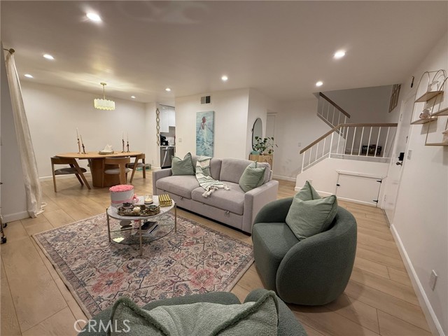 Detail Gallery Image 5 of 27 For 22139 Burbank, Woodland Hills,  CA 91367 - 2 Beds | 2 Baths