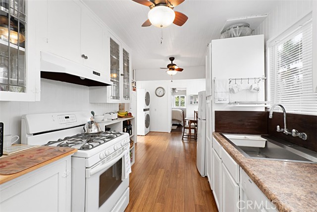 555 Through Street, Laguna Beach CA: https://media.crmls.org/medias/1de7c545-c2eb-4eaf-9d8a-baf435e488b1.jpg