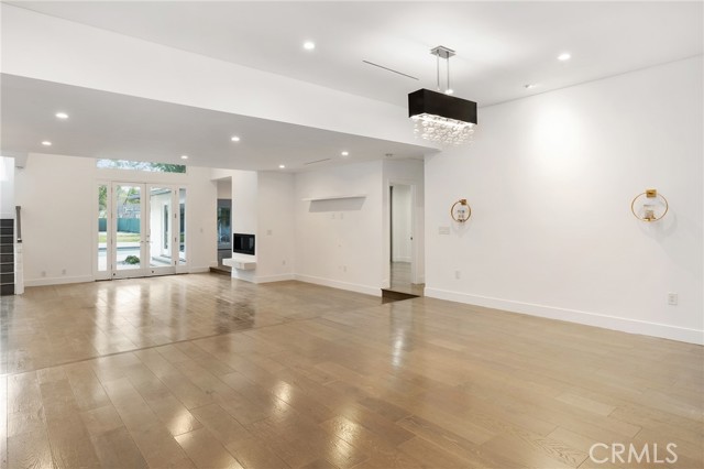 22904 Calvert Street, Woodland Hills CA: https://media.crmls.org/medias/1de9da46-fbc5-4726-8294-22b6bfa36151.jpg