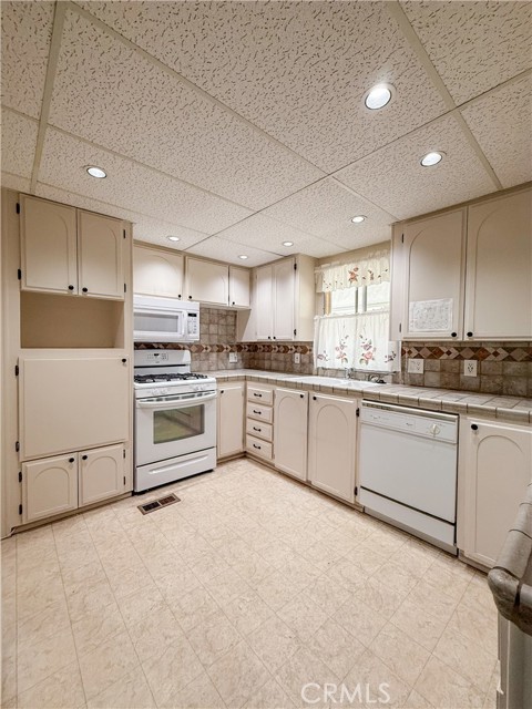 Detail Gallery Image 11 of 24 For 7501 Palm Ave #114,  Yucca Valley,  CA 92284 - 2 Beds | 2 Baths