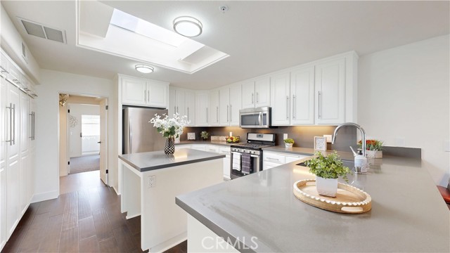 4257 E Ocean Boulevard, Long Beach CA: https://media.crmls.org/medias/1deba77d-a071-48df-a769-6bef59e5d810.jpg