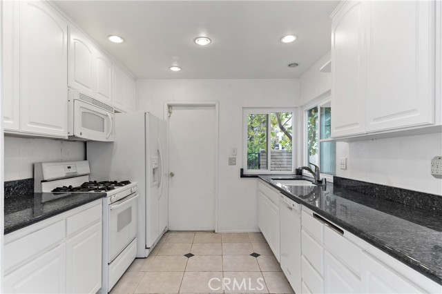 75 Willow Tree Lane, Irvine CA: https://media.crmls.org/medias/1dec6509-e887-4533-bcb4-dfec6cb94444.jpg