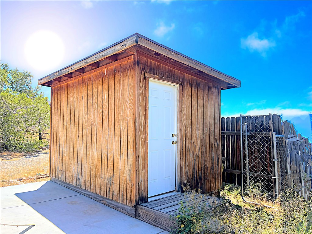 https://media.crmls.org/medias/1deca3ca-f4bf-446d-a0ac-55198cd30397.jpg?preset=X-Large