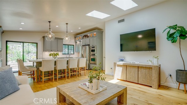 22914 Gershwin Drive, Woodland Hills CA: https://media.crmls.org/medias/1ded220e-09c5-4b12-9617-c363cbbdc7ee.jpg