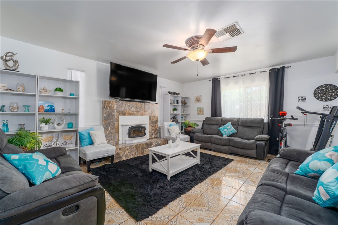 Detail Gallery Image 7 of 32 For 5805 Lisa Ct, Bakersfield,  CA 93304 - 3 Beds | 2 Baths