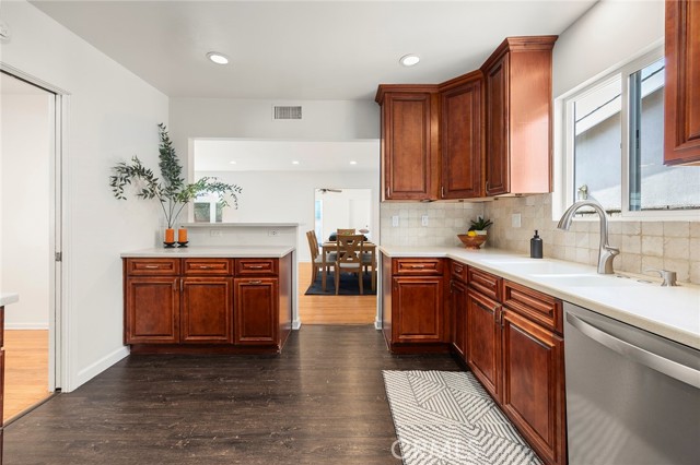 Detail Gallery Image 12 of 44 For 804 E Glenwood, Fullerton,  CA 92831 - 5 Beds | 3/1 Baths