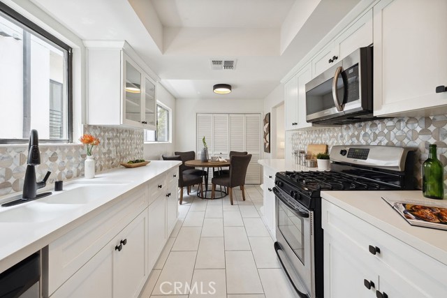 6101 Fulton Avenue, Van Nuys CA: https://media.crmls.org/medias/1df2677b-9644-425b-8539-b36adf7d9118.jpg