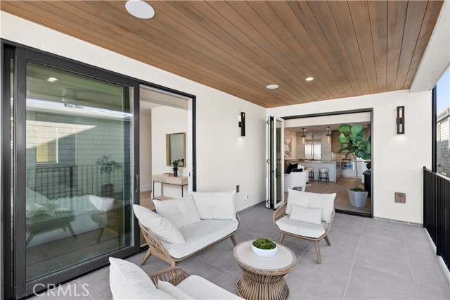 516 1/2 Larkspur Avenue, Corona del Mar CA: https://media.crmls.org/medias/1df906ed-f10d-4517-9a5b-62b2a61c0795.jpg