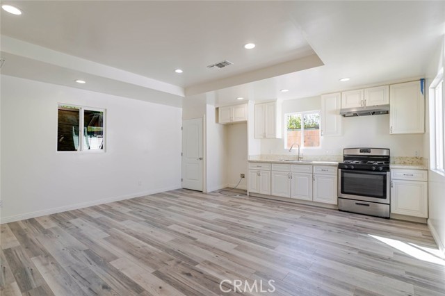Detail Gallery Image 2 of 14 For 11246 Saticoy, Sun Valley,  CA 91352 - 2 Beds | 2 Baths
