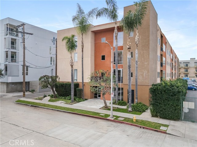 Detail Gallery Image 2 of 40 For 4821 Bakman Ave #206,  North Hollywood,  CA 91606 - 3 Beds | 2 Baths