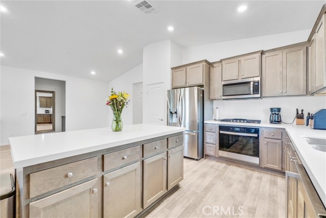 Detail Gallery Image 7 of 22 For 2018 Renata Dr, Perris,  CA 92571 - 4 Beds | 3 Baths