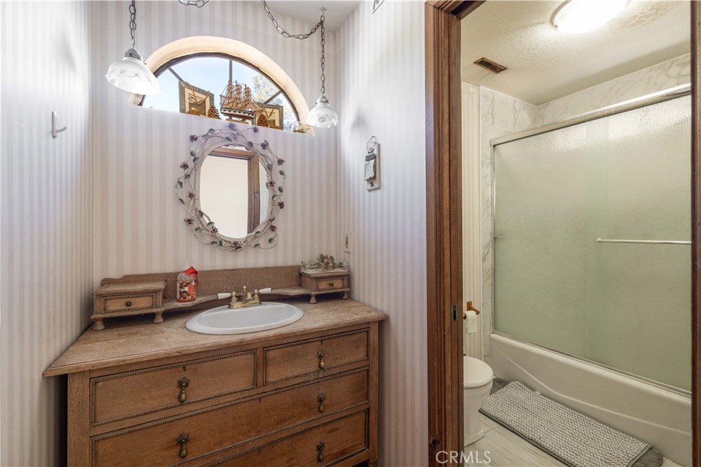 https://media.crmls.org/medias/1e0846bd-1ca6-46d1-8a18-406356455a39.jpg?preset=X-Large