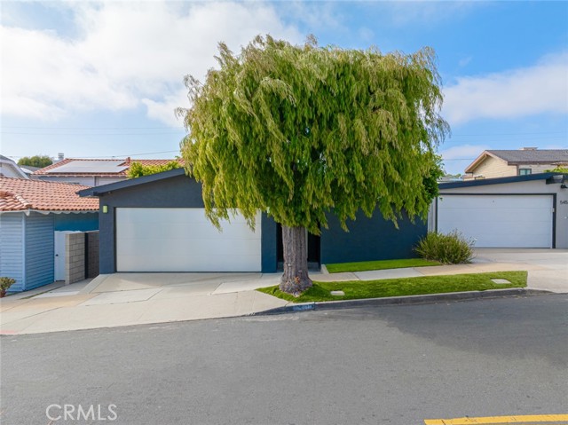 541 1st Street, Manhattan Beach, California 90266, 2 Bedrooms Bedrooms, ,2 BathroomsBathrooms,Residential,Sold,1st,SB23123581