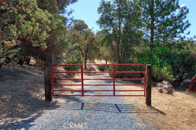 42912 Country Club E Drive, Oakhurst CA: https://media.crmls.org/medias/1e0f3cf7-6ccc-4e64-9130-7b7328951107.jpg