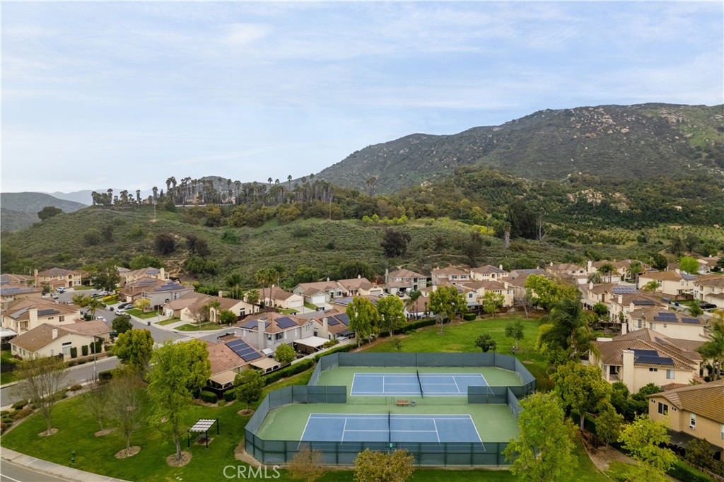 https://media.crmls.org/medias/1e0faba7-3085-4027-8a80-1d044d460152.jpg?preset=X-Large