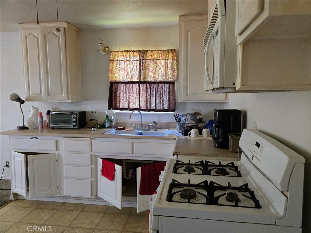 https://media.crmls.org/medias/1e105095-369a-49e7-949e-1745b88cc204.jpg?preset=X-Large