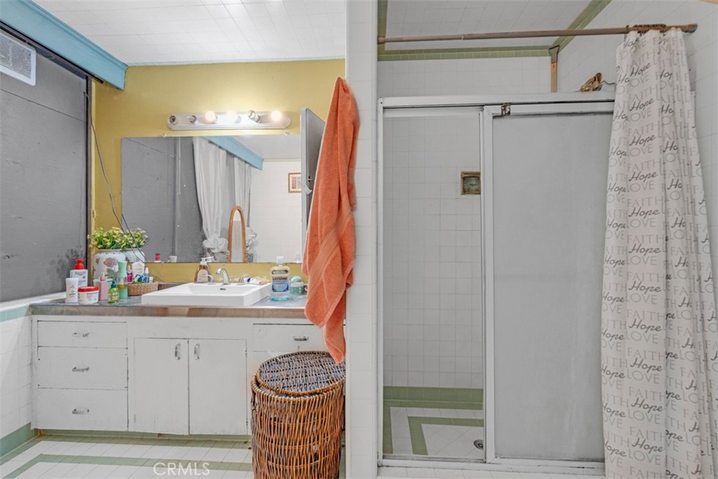 https://media.crmls.org/medias/1e10c27e-d9a5-454a-93c4-ccd4b171d83a.jpg?preset=X-Large