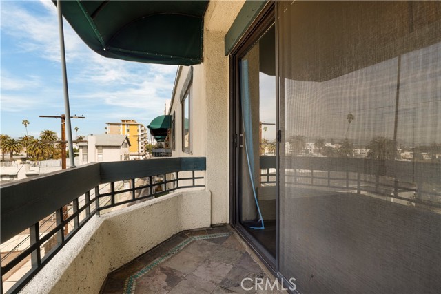 435 S La Fayette Park Place, Los Angeles CA: https://media.crmls.org/medias/1e113618-7e9e-4a3a-9370-6c71cca53a07.jpg
