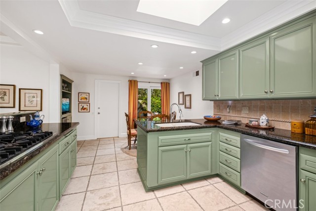 Detail Gallery Image 8 of 22 For 18 Shoal Drive, Corona Del Mar,  CA 92625 - 3 Beds | 2 Baths