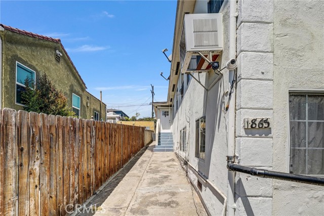 1861 S Redondo Boulevard, Los Angeles CA: https://media.crmls.org/medias/1e11ee27-18d2-44f5-981f-2bb4b5ec92d3.jpg
