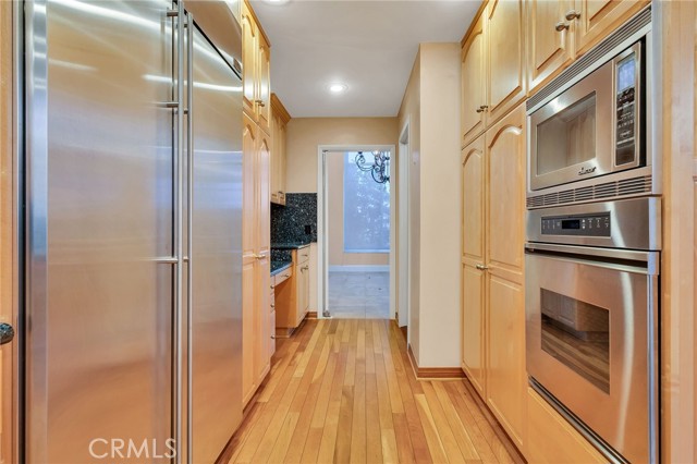 Detail Gallery Image 14 of 59 For 12305 Ridge, Los Angeles,  CA 90049 - 2 Beds | 2/1 Baths