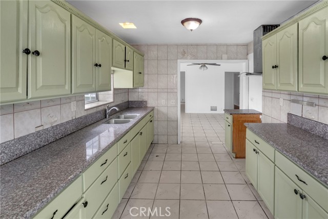 1007 E Kay Street, Compton CA: https://media.crmls.org/medias/1e138ff7-ecce-4c18-b4ae-852e84c2580d.jpg