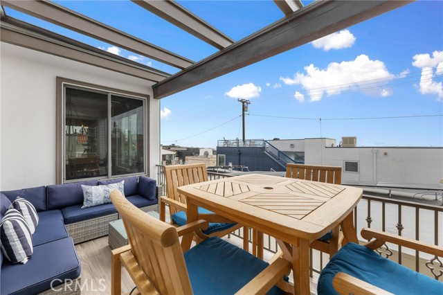 Detail Gallery Image 20 of 55 For 133 33rd St, Hermosa Beach,  CA 90254 - 4 Beds | 4/1 Baths