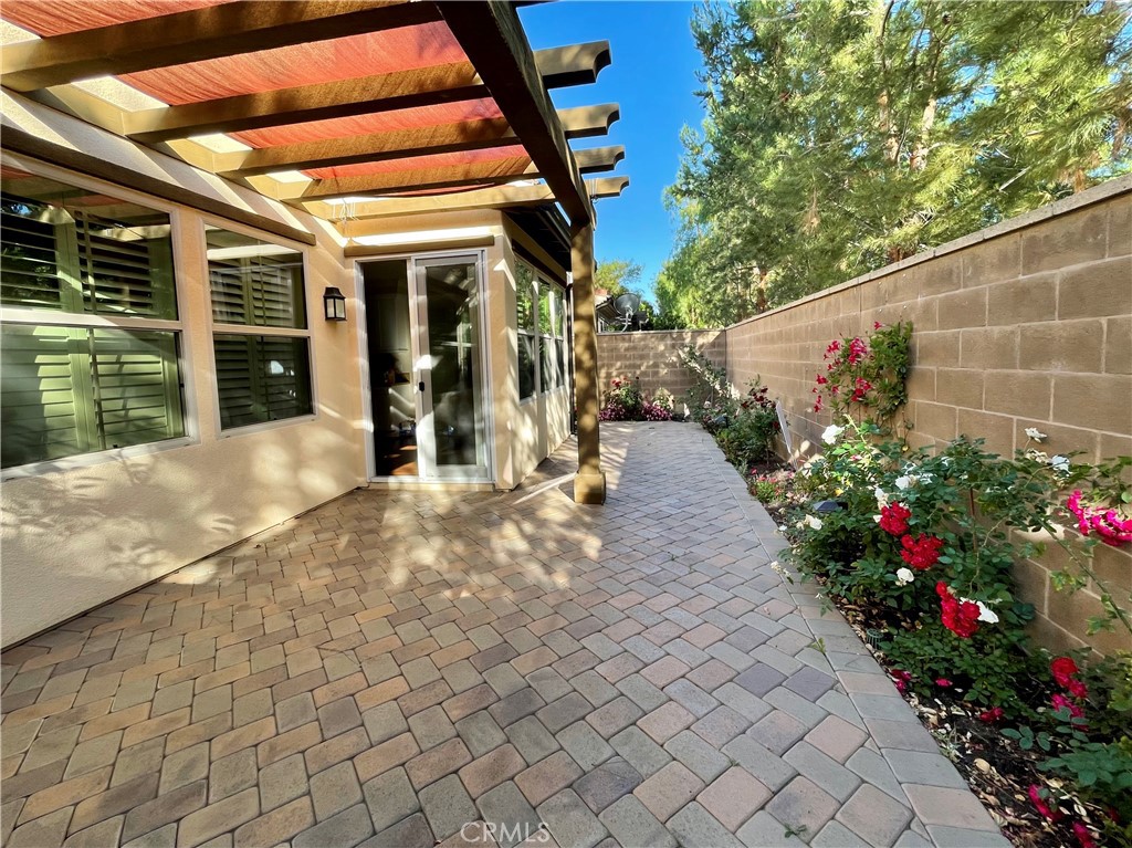 https://media.crmls.org/medias/1e1724b7-024e-4dd5-acbf-9a70b60d7c96.jpg?preset=X-Large