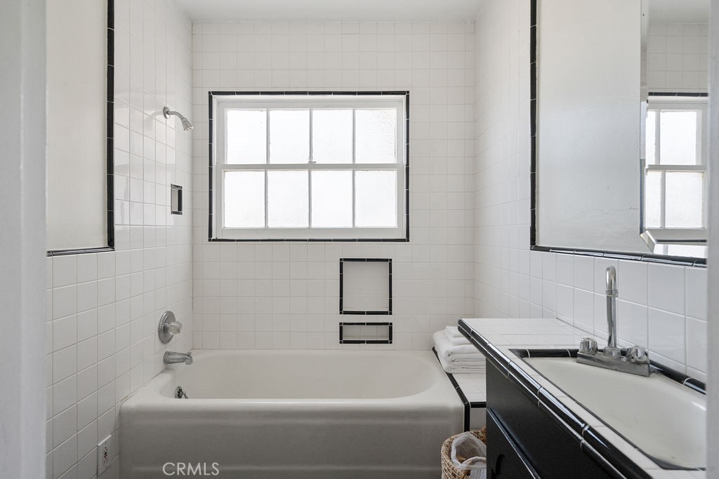 https://media.crmls.org/medias/1e188092-d807-4e1c-a575-d08a93f84dd7.jpg?preset=X-Large