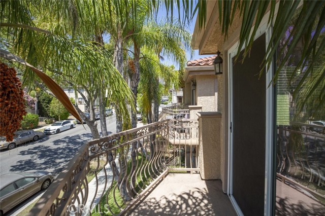 550 E Santa Anita Avenue, Burbank CA: https://media.crmls.org/medias/1e1a9417-58fd-4a4c-b60b-f6e684d526a9.jpg