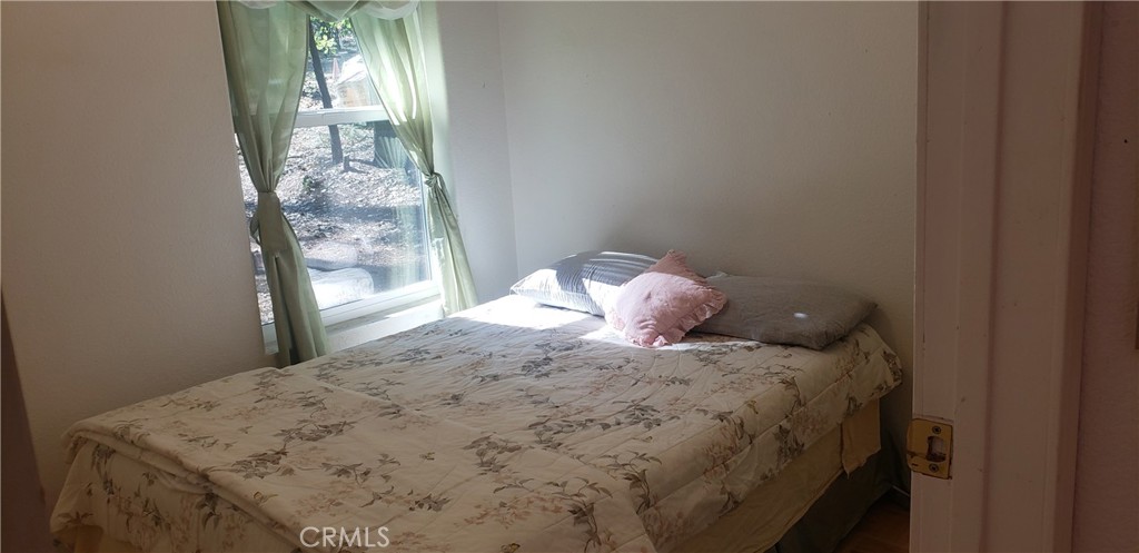 https://media.crmls.org/medias/1e1ba49e-b3da-40df-9e8e-d983a9de949a.jpg?preset=X-Large