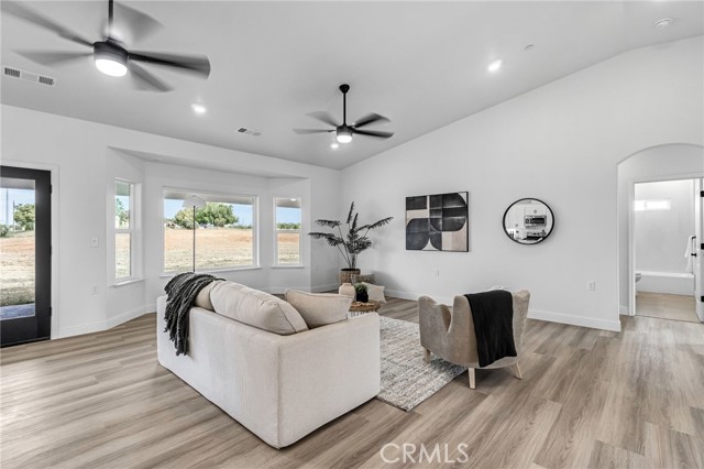 Detail Gallery Image 7 of 38 For 21035 Forest Glen, Madera,  CA 93638 - 4 Beds | 3 Baths