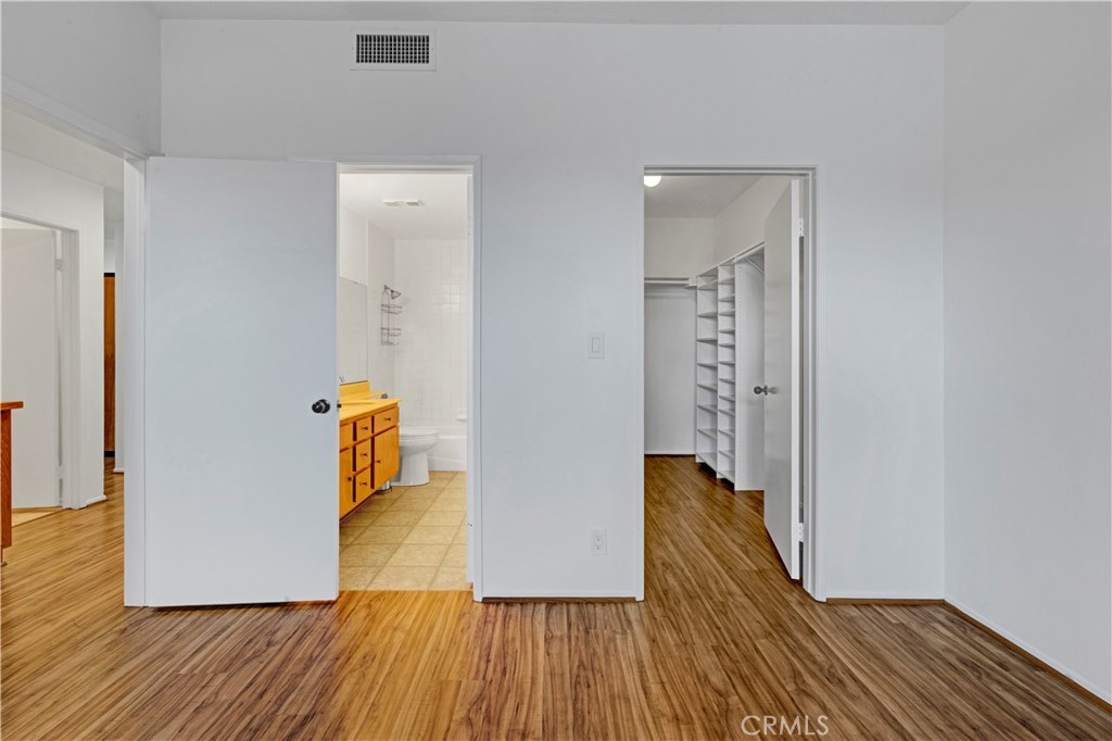 https://media.crmls.org/medias/1e238fb7-b4b5-4a66-a261-c94f69705b00.jpg?preset=X-Large