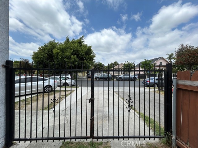 Detail Gallery Image 2 of 21 For 1260 E 49th St, Los Angeles,  CA 90011 - – Beds | – Baths