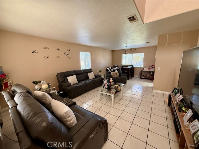 Detail Gallery Image 2 of 16 For 4853 Minstrel, Palmdale,  CA 93552 - 5 Beds | 3 Baths