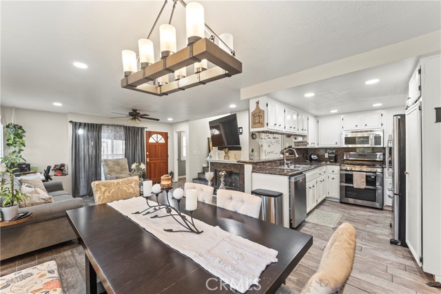 Detail Gallery Image 5 of 24 For 22617 Copper Hill Dr #121,  Saugus,  CA 91350 - 3 Beds | 3 Baths