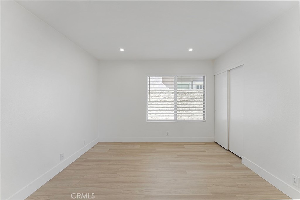 https://media.crmls.org/medias/1e278649-b1ef-46c0-85ed-19855c0abfea.jpg?preset=X-Large