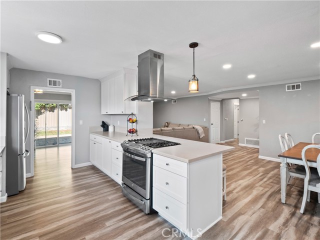 896 Moffatt Circle, Simi Valley CA: https://media.crmls.org/medias/1e28b8d7-cff1-4b01-8cdb-6594d2e91bee.jpg