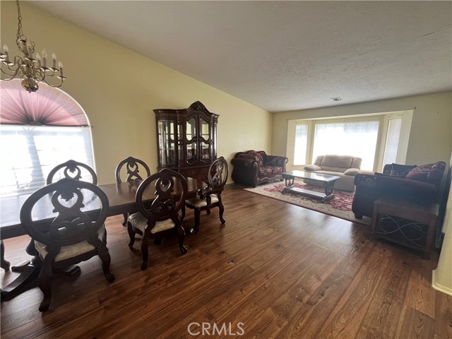 Detail Gallery Image 5 of 18 For 18668 Kamana Rd, Apple Valley,  CA 92307 - 3 Beds | 2/1 Baths