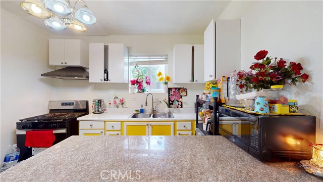 1155 E 58th Drive, Los Angeles CA: https://media.crmls.org/medias/1e2a4e17-6322-4336-a13d-f184f7343855.jpg