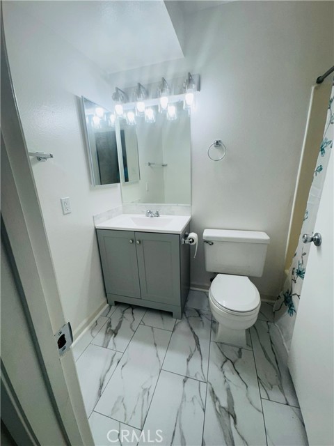 5484 Dobbs Street, Los Angeles CA: https://media.crmls.org/medias/1e2df5cd-a332-489d-a85e-bb989e2e817e.jpg
