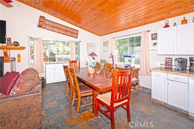 42531 Cedar Ave, Big Bear Lake CA: https://media.crmls.org/medias/1e304805-6fc8-4809-974a-71edd995c2d5.jpg